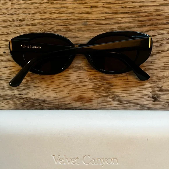 velvet canyon la plage Chic Black Oval Sunglasses - Picture 4 of 7